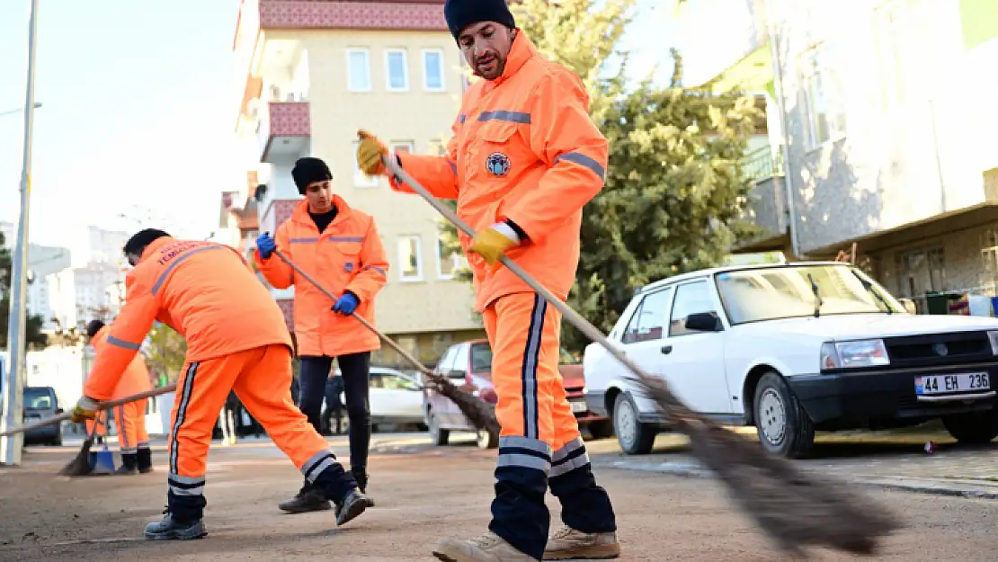 Battalgazi Belediyesi Enkaz Sonrası Temizlik Çalışmalarını Aralıksız Sürdürüyor