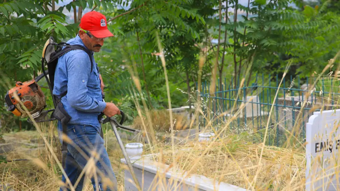 Battalgazi Belediyesi mezarlıkların bakım ve temizliğini sürdürüyor