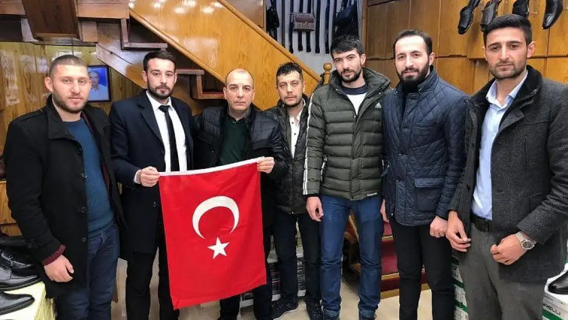 Battalgazi'de bayrak dağıtımı