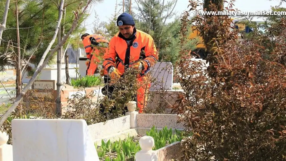 Battalgazi'deki mezarlıklarda ramazan temizliği