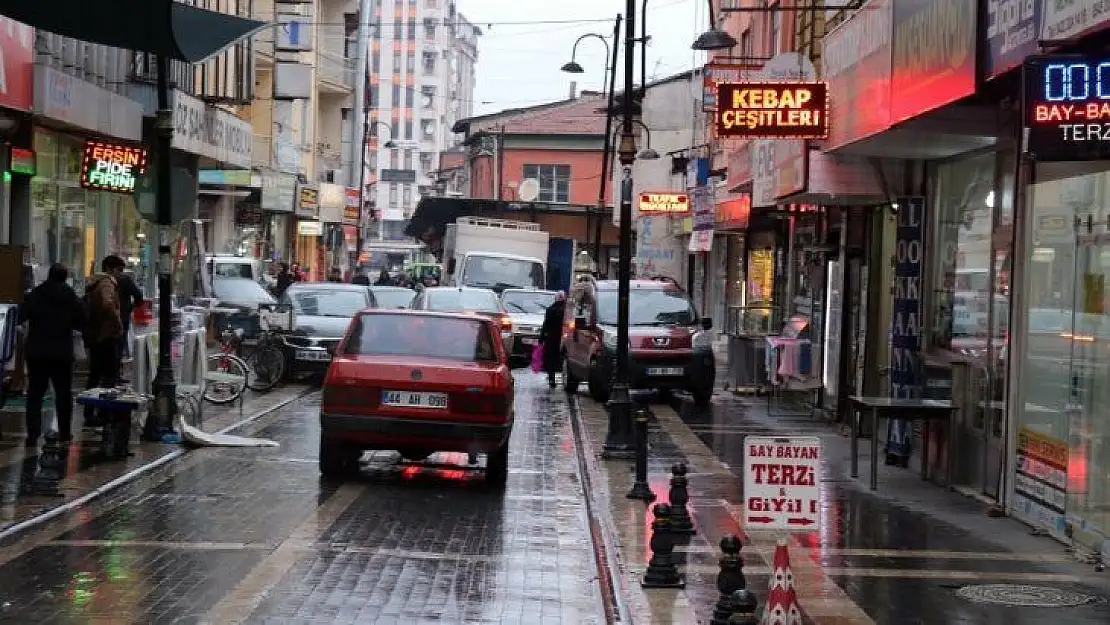 Baygınlık geçiren şahsın cebindeki parayı çalan zanlıya esnaftan tepki