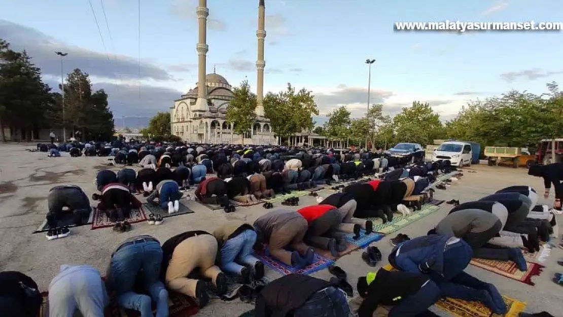 Bayram namazında camiler doldu