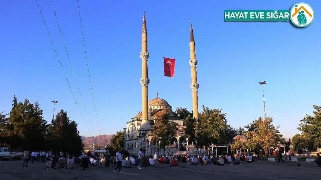 Bayramı namazı sosyal mesafeli ve maskeli kılındı