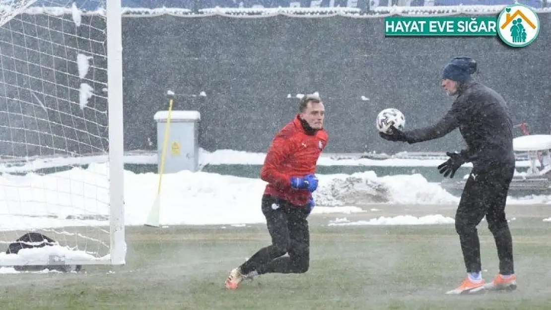 BB Erzurumspor yoğun kar yağışı altında çalıştı