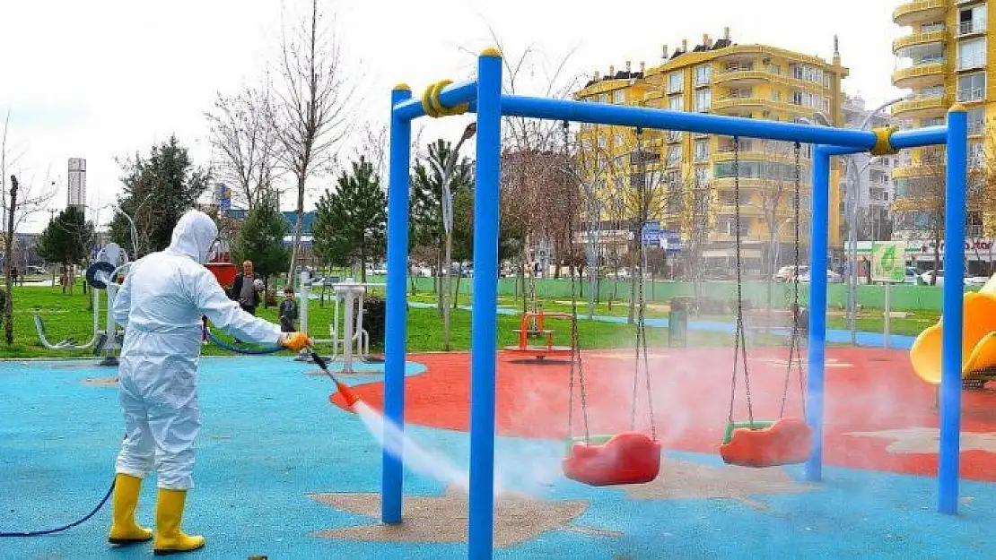 Belediye ekipleri parkları dezenfekte etmeye devam ediyor