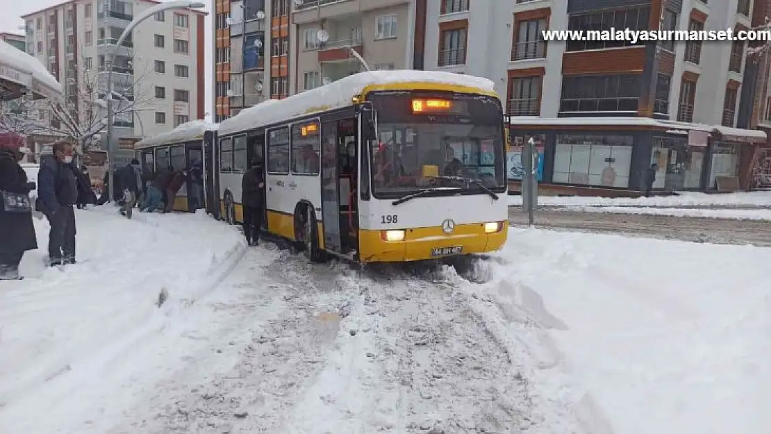 Belediye otobüsü yolda kalınca iş yolculara düştü