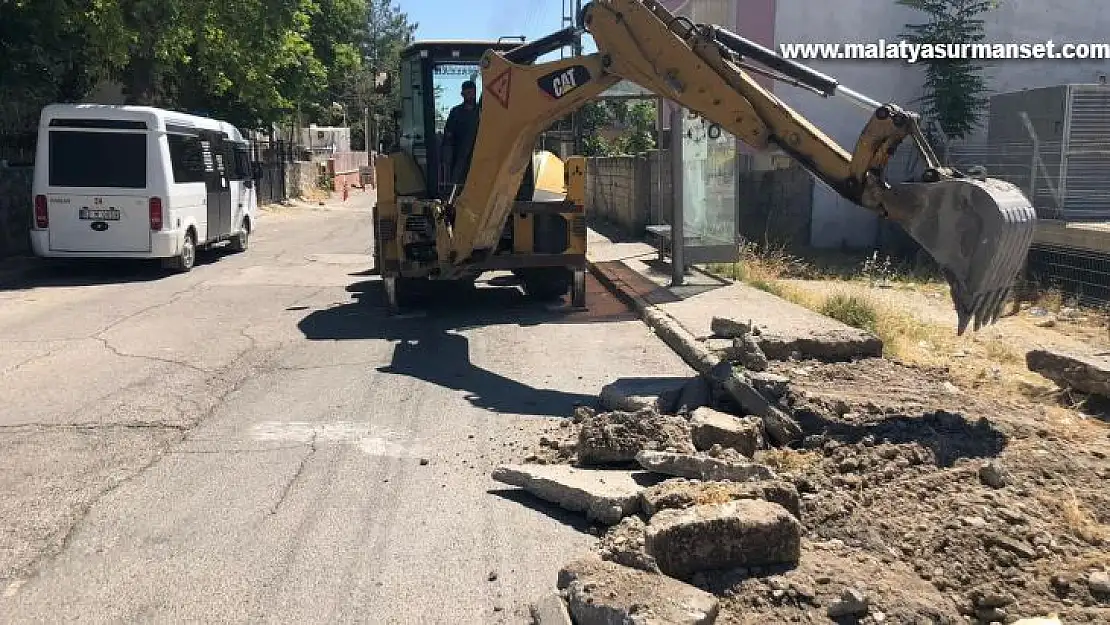 Belediyeden kaldırım düzenleme ve döşeme çalışması