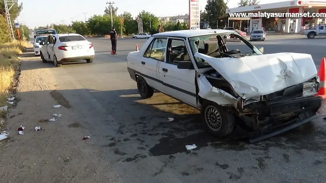 Benzinliğe dönen araca arkadan gelen araç çarptı: 5 yaralı