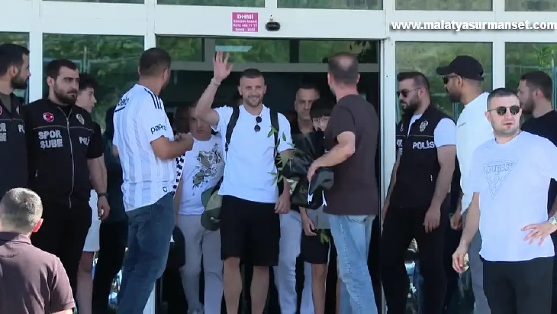 Beşiktaş'ın transfer görüşmelerine başladığı Ante Rebic, İstanbul'a geldi