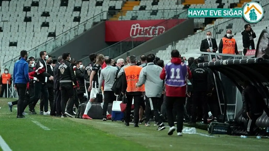 Beşiktaş'ta maç bitti, saha kenarı karıştı