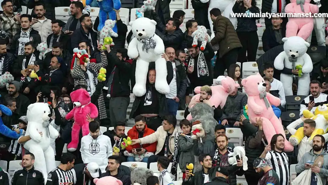 Beşiktaş tribünlerinden oyuncak yağmuru