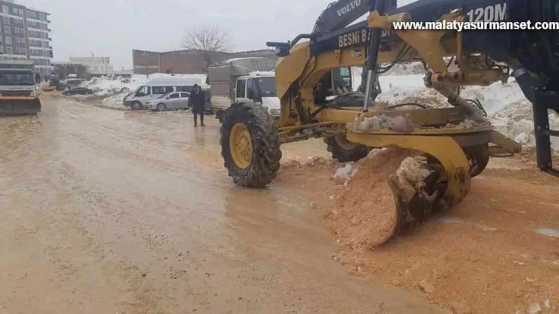 Besni Belediyesi bozulan yolları onarıyor