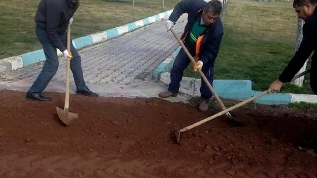 Besni Belediyesi parklarda düzenleme yaptı