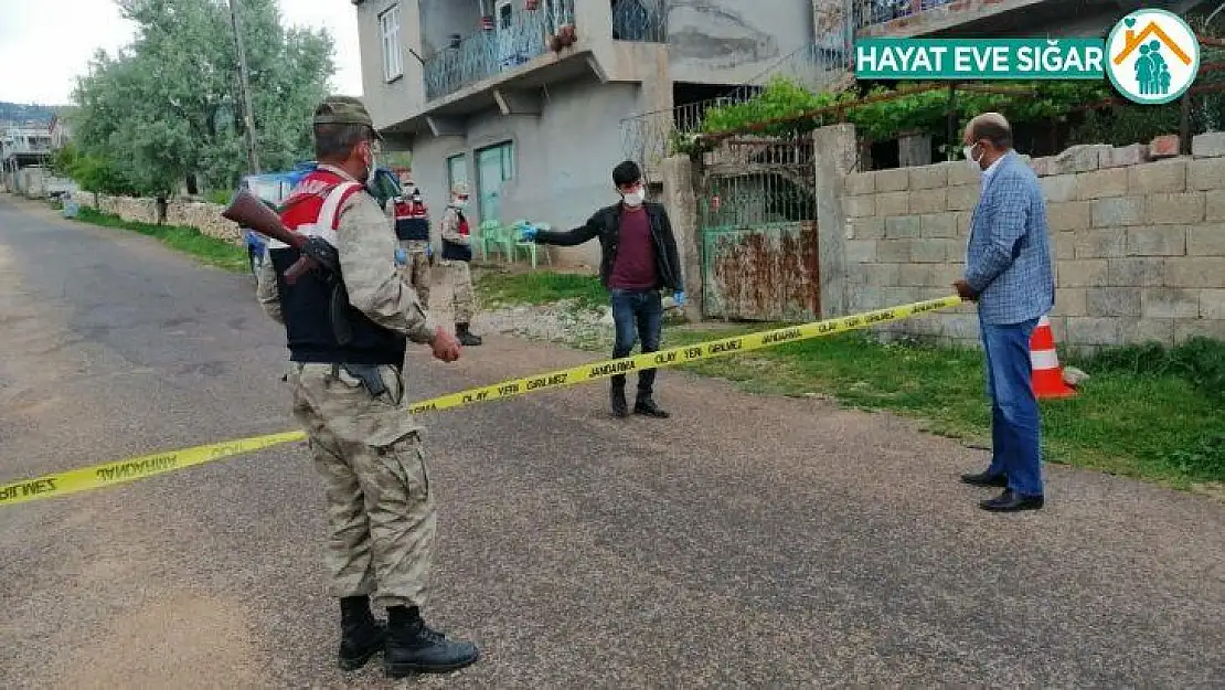 Besni CHP'den ihtiyaç sahiplerine maske ve gıda yardımı