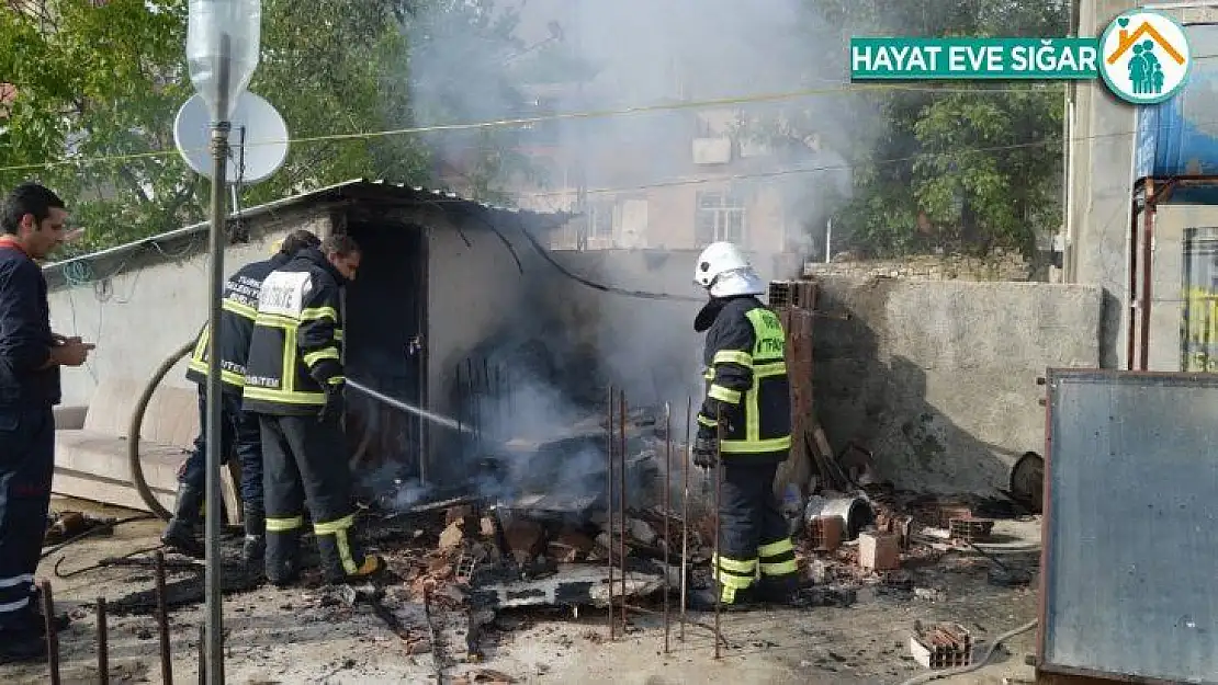 Besni'de çatı yangını büyümeden söndürüldü