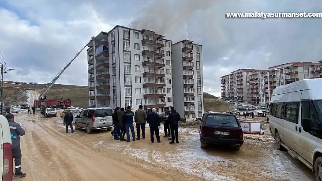 Besni'de çatı yangını paniğe neden oldu