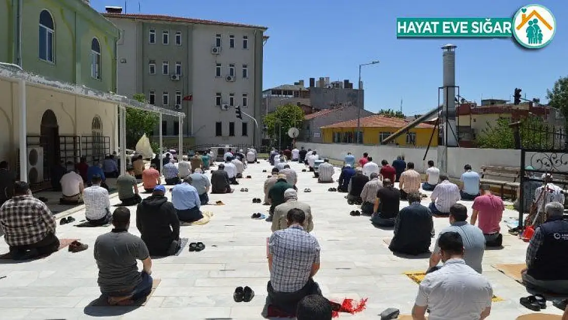 Besni'de Cuma namazı açık alanlarda kılındı