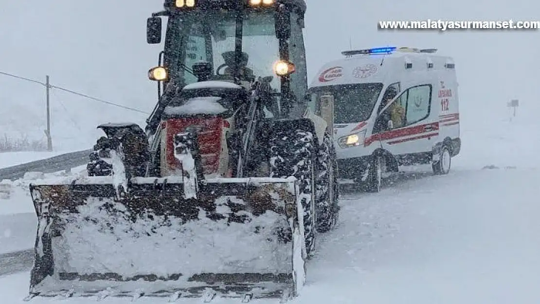 Besni'de şiddetli kar ve tipi bazı yolları kapattı