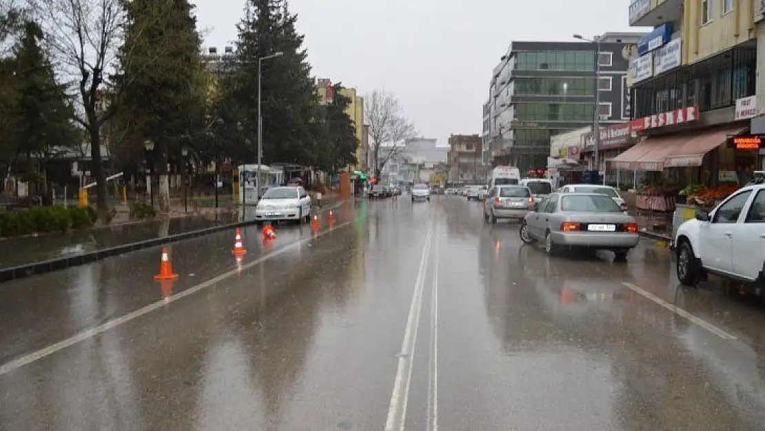 Besni'de şiddetli yağış etkili oluyor
