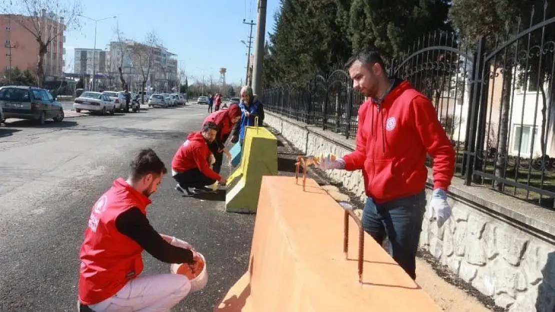 Beton bariyerlere tarihi motifler