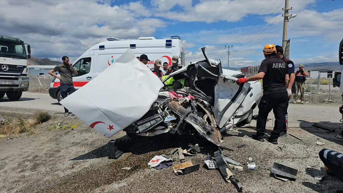 Beton Mikseri İle Çarpışan Otomobildeki 3 Kişi Ağır Yaralandı