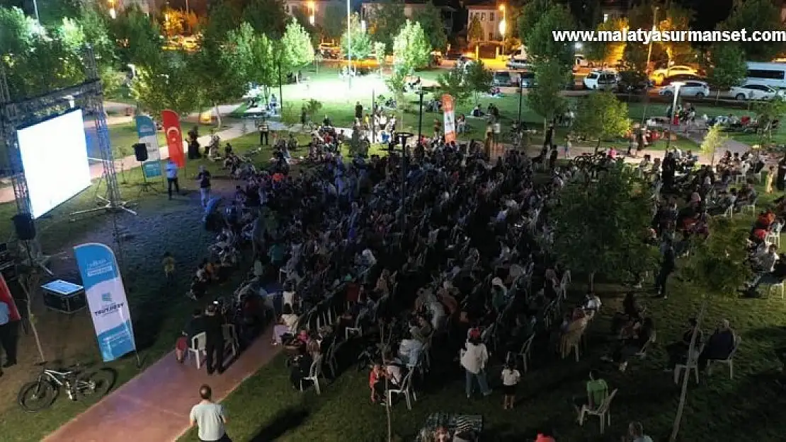 Beylerderesi şehir parkında sinema keyfi