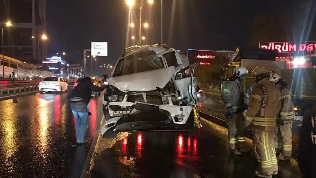 Beylikdüzü'de E-5'te trafik kazası: 2 yaralı