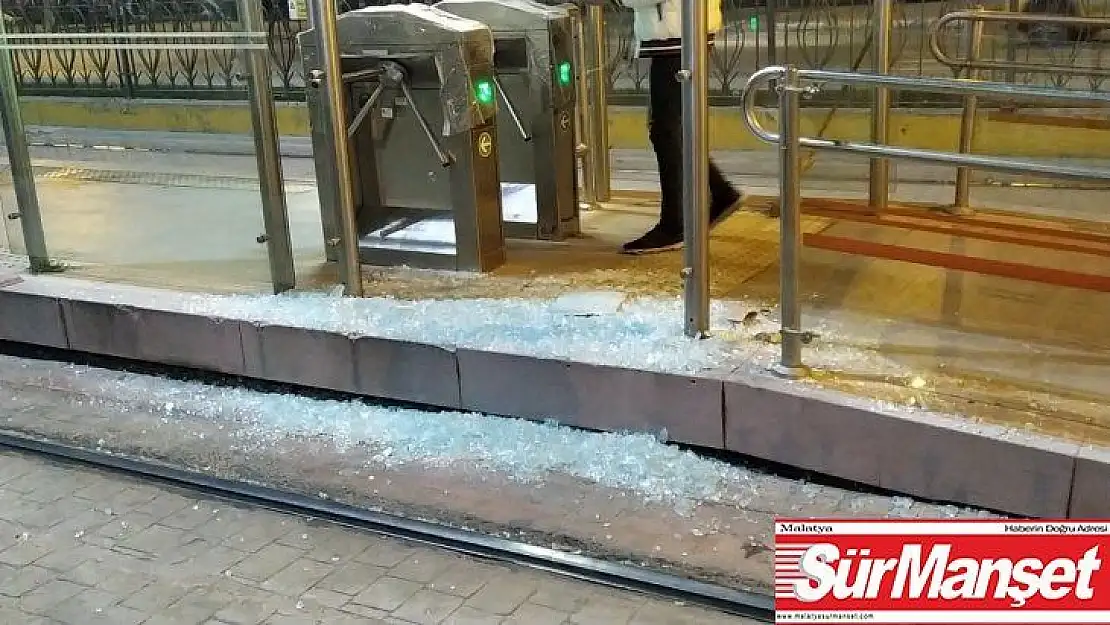 Beyoğlu'nda 7 yaşındaki çocuk tramvay ile peron arasına sıkıştı