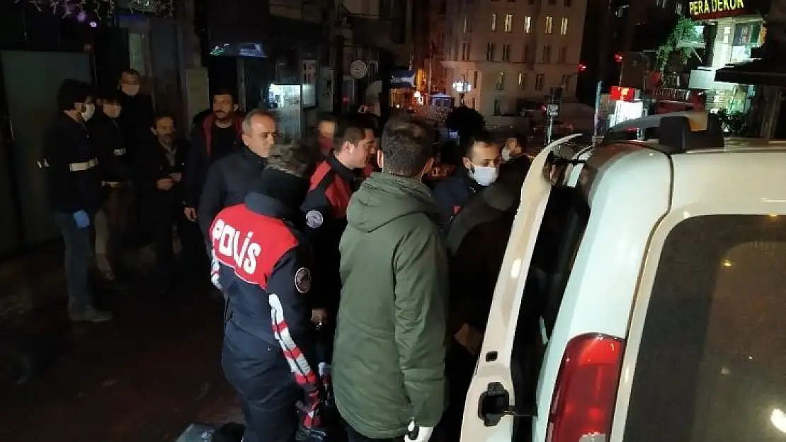 Beyoğlu'nda yasağa uymayan iki derneğe baskın: 20 gözaltı