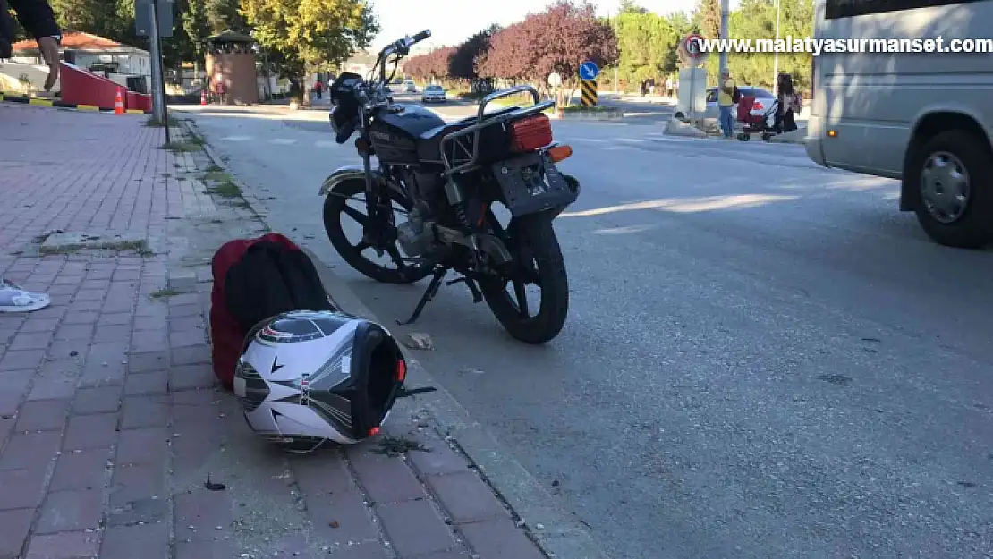 motosiklet yayaya, motosiklete de otomobil çarptı: 2 yaralı