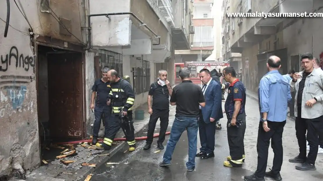 Binada yangın çıktı, Başkan Beyoğlu ev sakinlerini yalnız bırakmadı