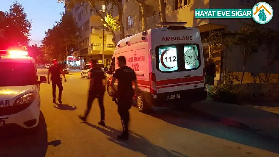 Binadan atlamak isteyen kadını polis ikna etti