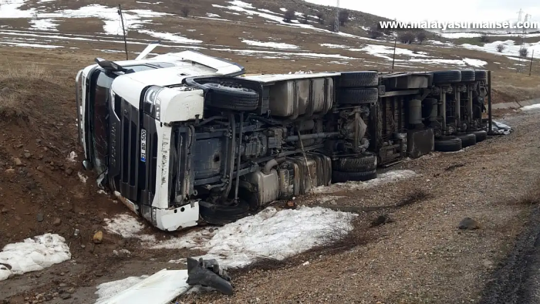 Bingöl'de tır devrildi: 1 yaralı