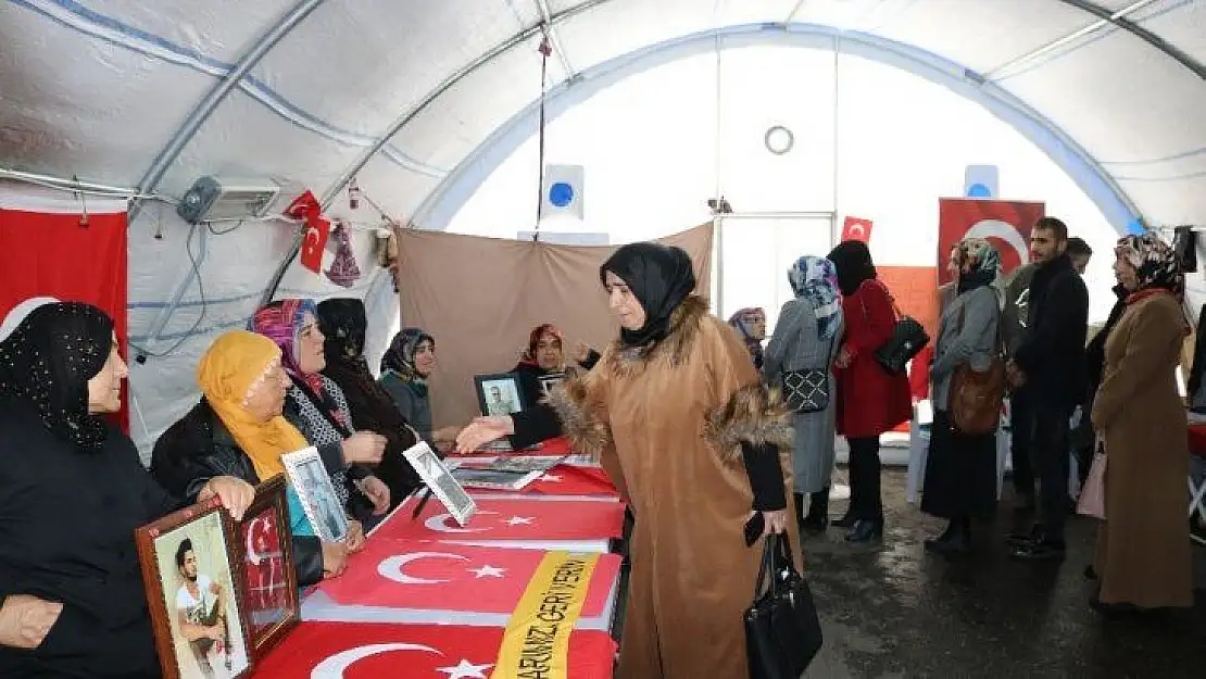 Bingöl KADEM üyelerinden HDP önündeki ailelere ziyaret