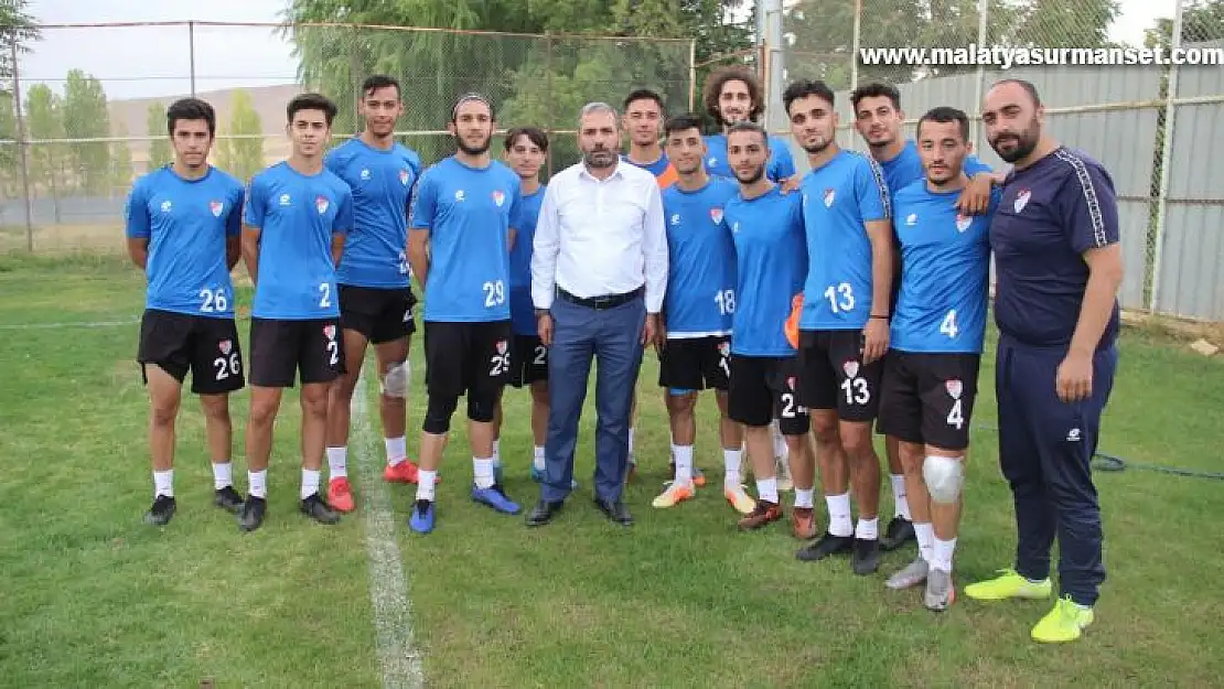 Bir dönem tribünlerden desteklediği takımını şimdi başkan olarak yaşatmaya çalışıyor