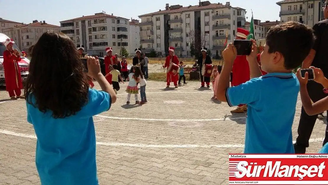 Birinci sınıf öğrencileri, şehir turu ve mehteranla okula 'Merhaba' dedi