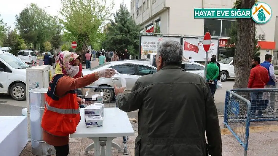 Bismil'de vatandaşlara her gün 10 bin adet ücretsiz maske dağıtılıyor