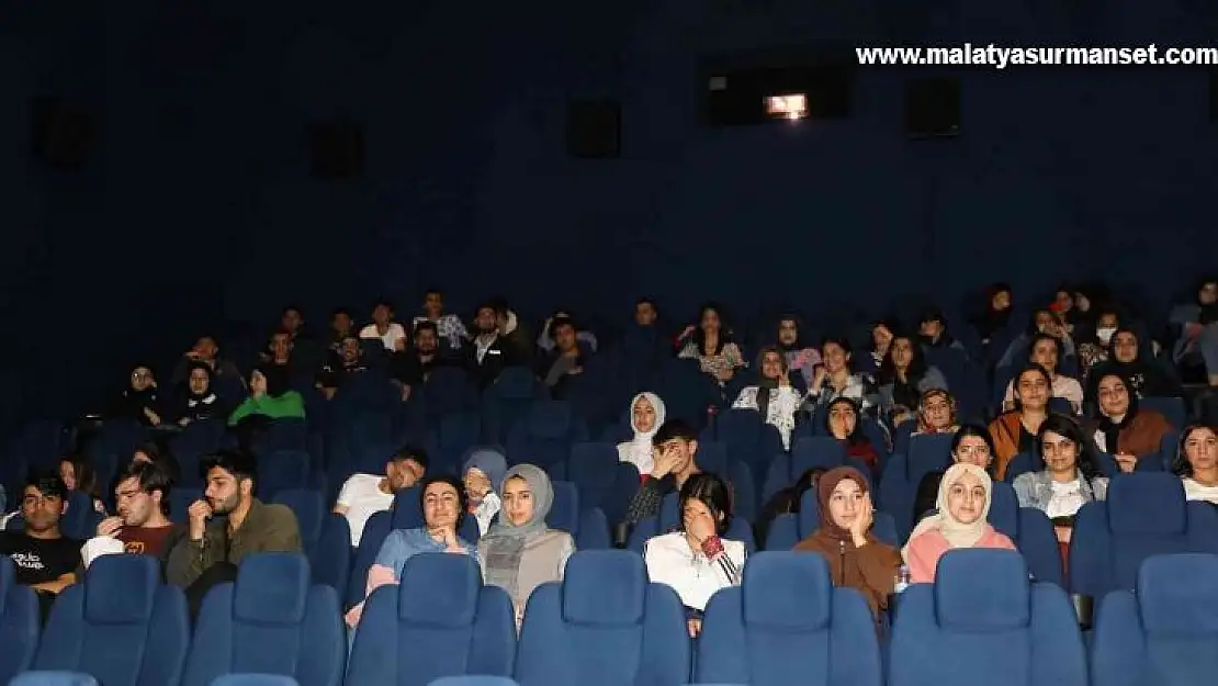 Bismilli 100 öğrenci sinema keyfi yaşadı