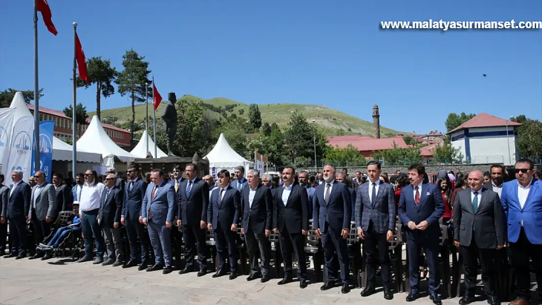 Bitlis'te bu yıl ikincisi düzenlenen kitap fuarı, törenle kapılarını kitapseverlere açtı.