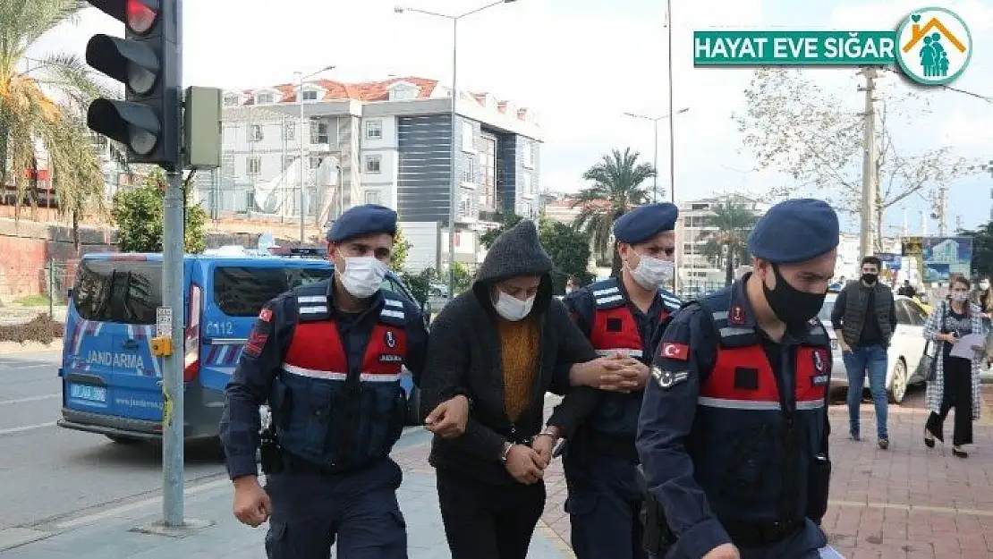 Boğazına bıçak dayadığı Rus turisti cinsel tacizde bulunup gasp etti