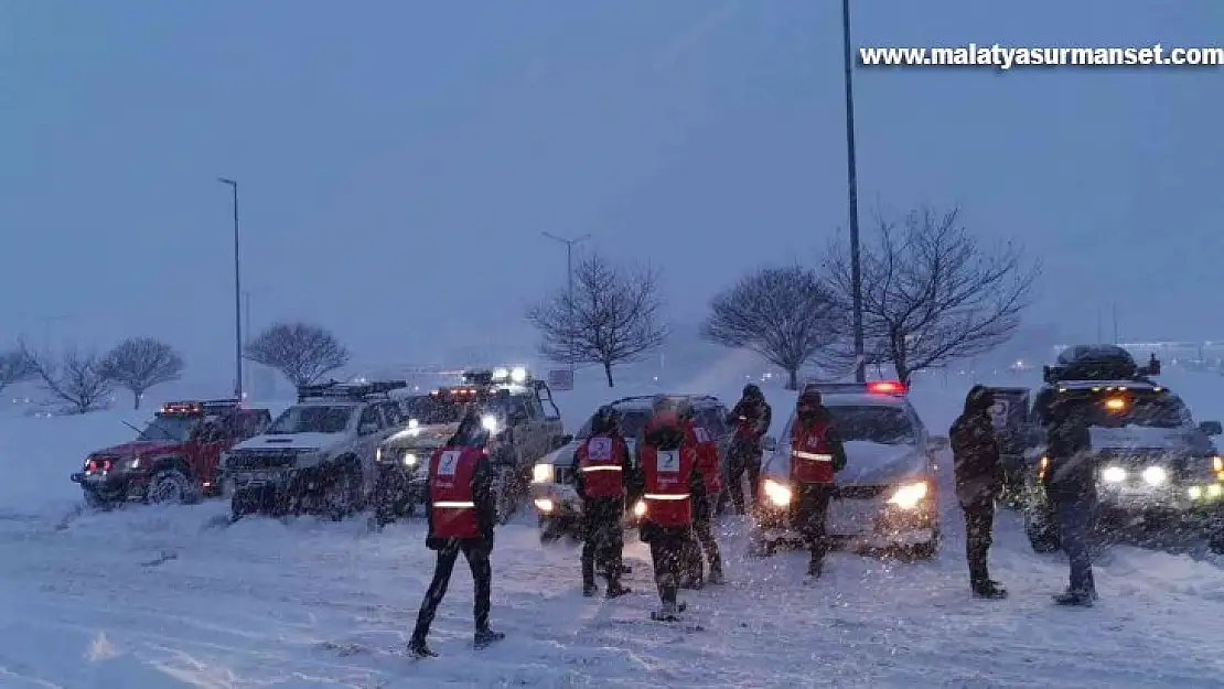 Bolu'da, yoğun kar yağışı devam ediyor