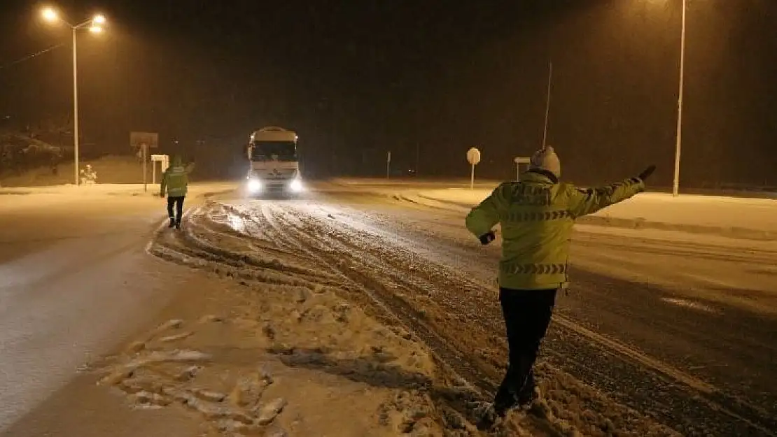 Bolu Dağı'nda yoğun kar nedeniyle tır geçişlerine izin verilmiyor