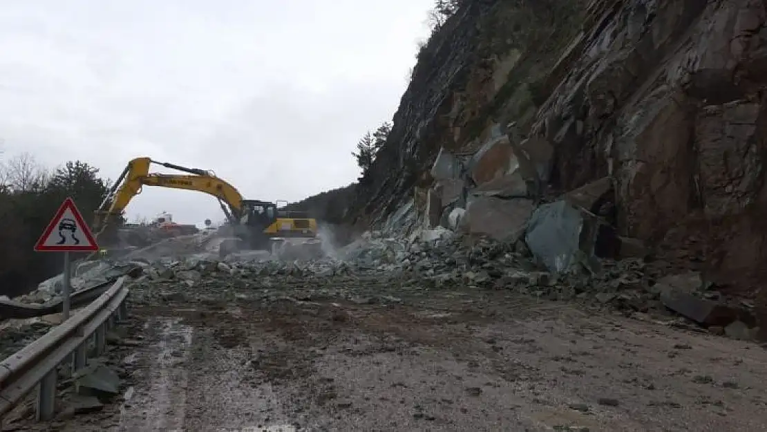 Bolu'da yağmur sonrası heyelan Ankara yolunu kapattı