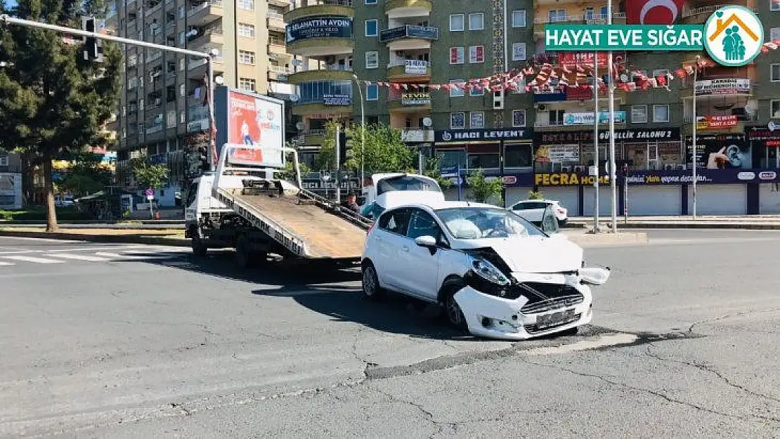 Boş caddede kaza yaptılar