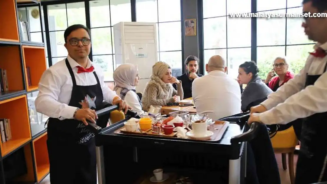 Bu kafenin çalışanlarını görenler uğramadan geçemiyor