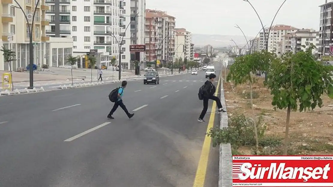 Bulvarda yaya geçidi  olmaması tehlikeye yol açıyor