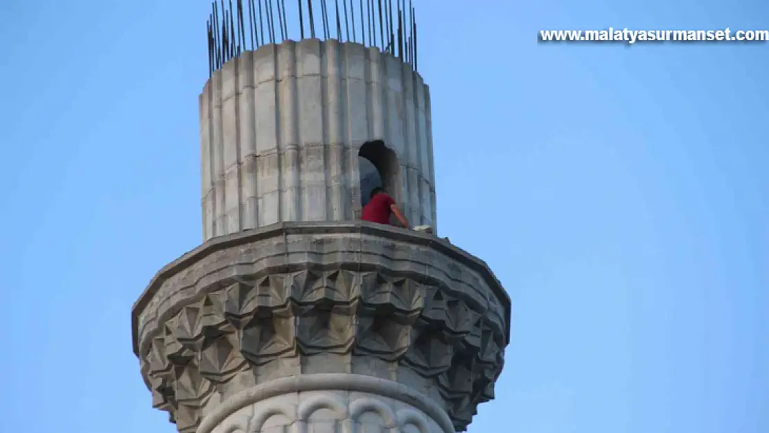 Bunalıma girip minareye çıktı, polisler ikna edince aşağı indi