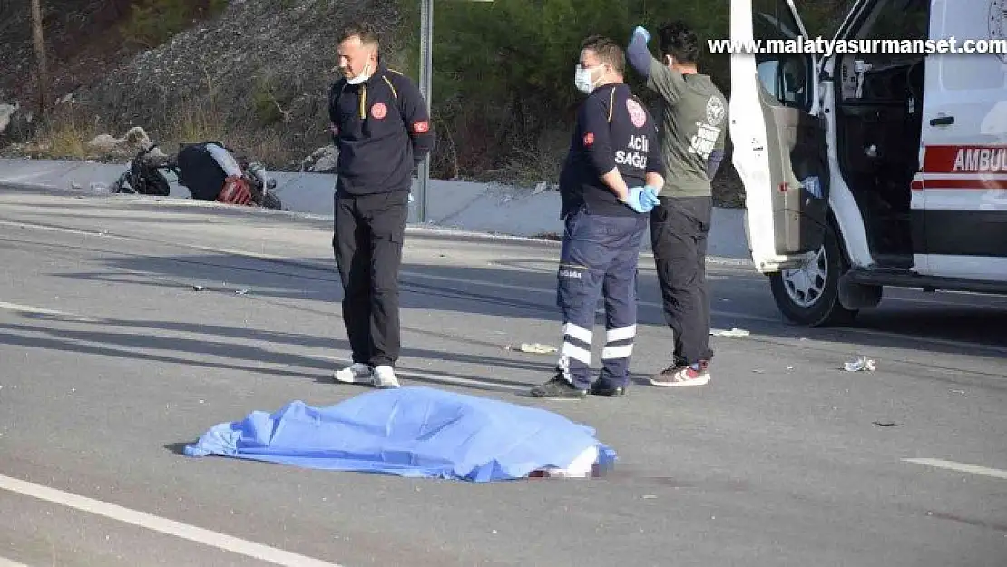 Burdur'da hurda arabası takılı motosiklet otomobille çarpıştı: 1 ölü