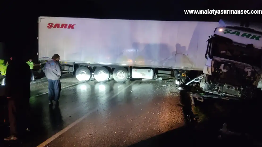 Burdur'da tır yol kenarındaki kayalara çarptı: 1 yaralı