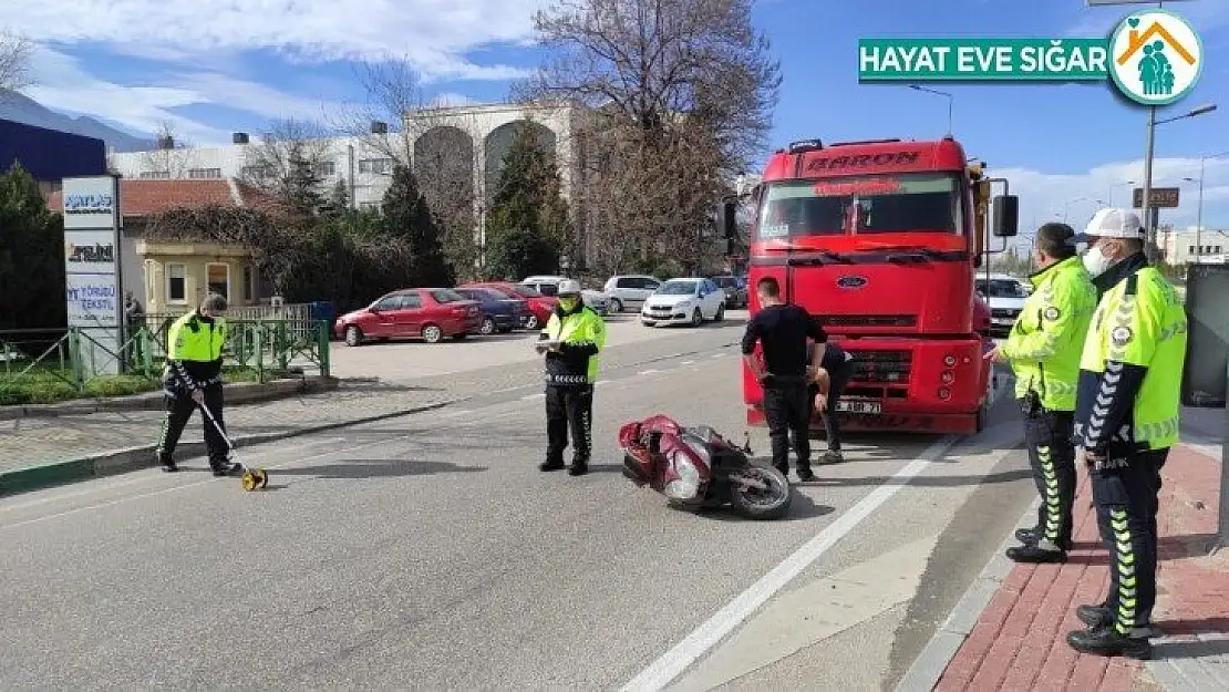 Bursa'da kamyonun çarptığı motosiklet sürücüsü yaralandı